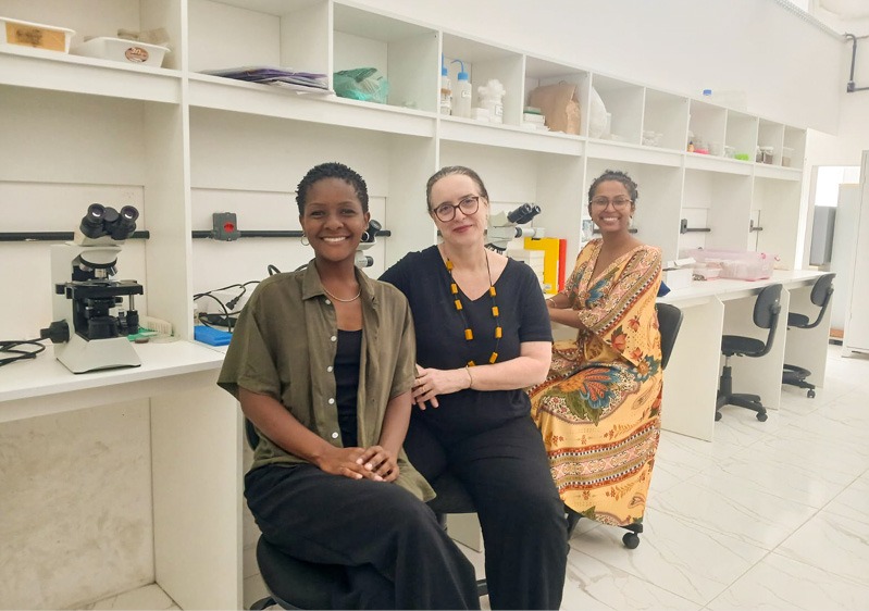 AS AUTORAS: da esq. para a dir., Carolina Moraes, Christine Ruta e Roberta Freitas assinam o artigo WhatsApp Image 2025 10 31 at 18.11.52 5